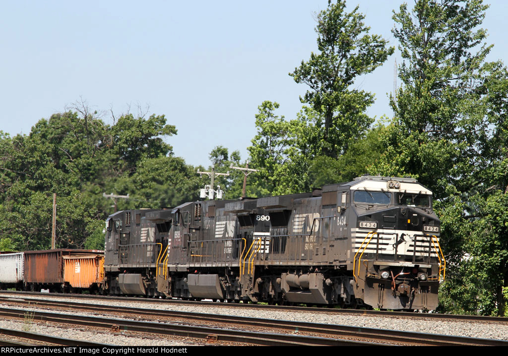 NS 8434 leads train 36Q northbound